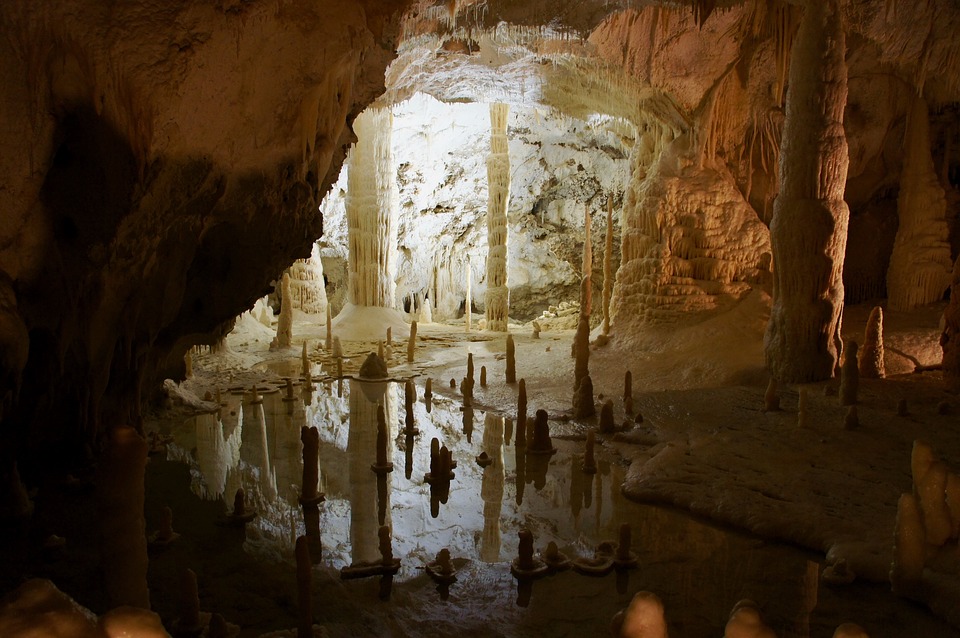 Grotte di Frasassi: alla scoperta di uno dei percorsi sotterranei più suggestivi del pianeta