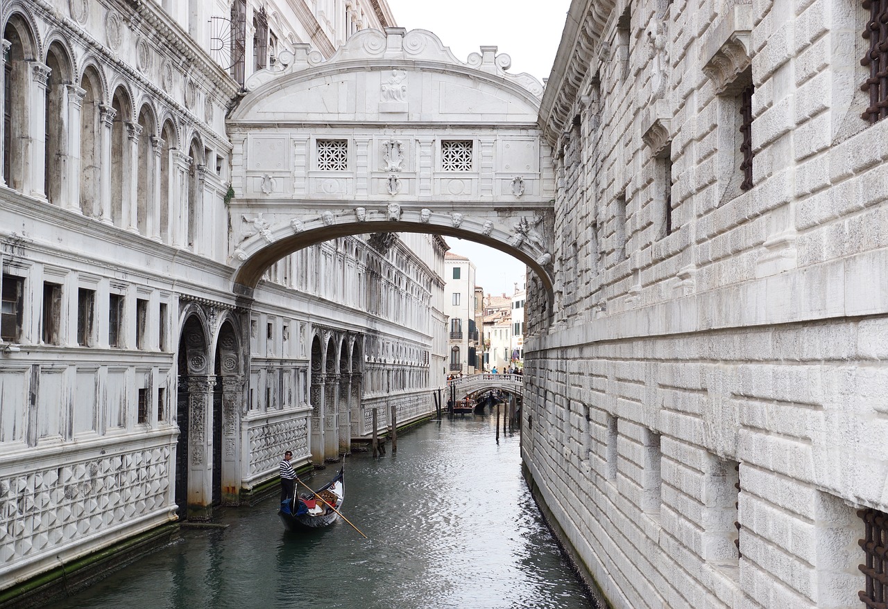 Ponte dei sospiri: il simbolo di Venezia, sospeso tra realtà e leggenda
